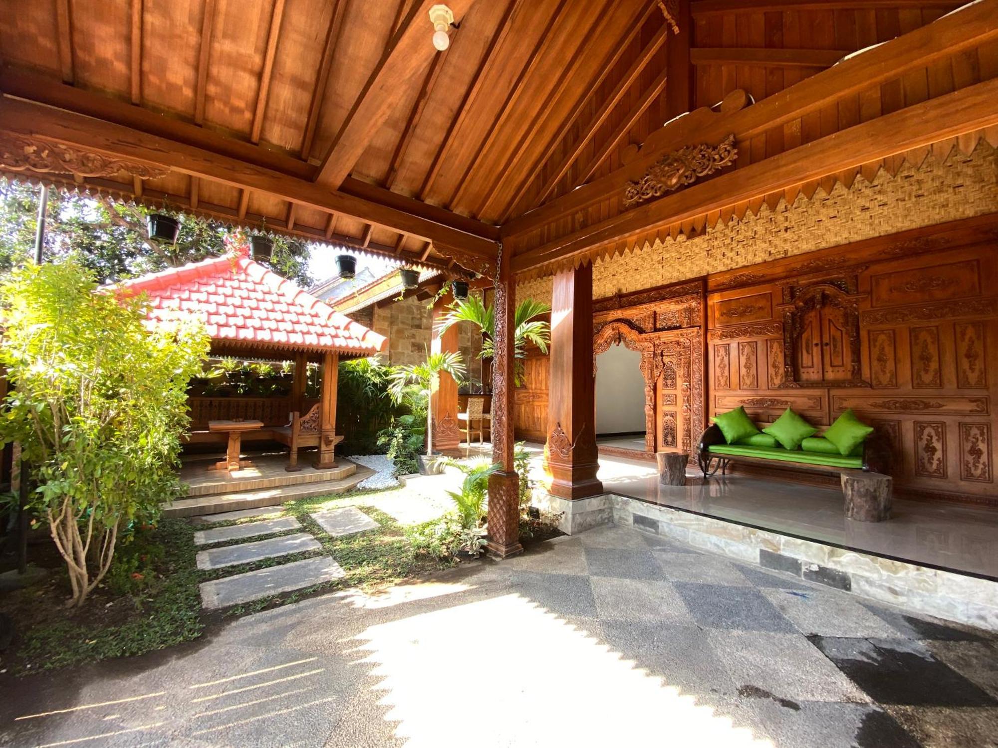 Revive By Snooze Hostel Banyuwangi  Exterior photo